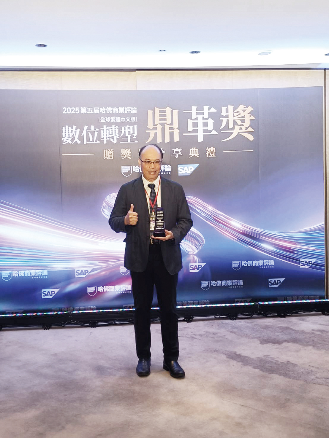 院長陳元皓少將代表接受衛福部頒獎